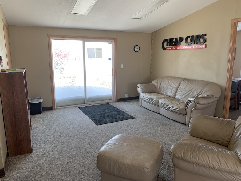 More Photos Of 4004 W 12th St, Sioux Falls Auto Dealership For Lease