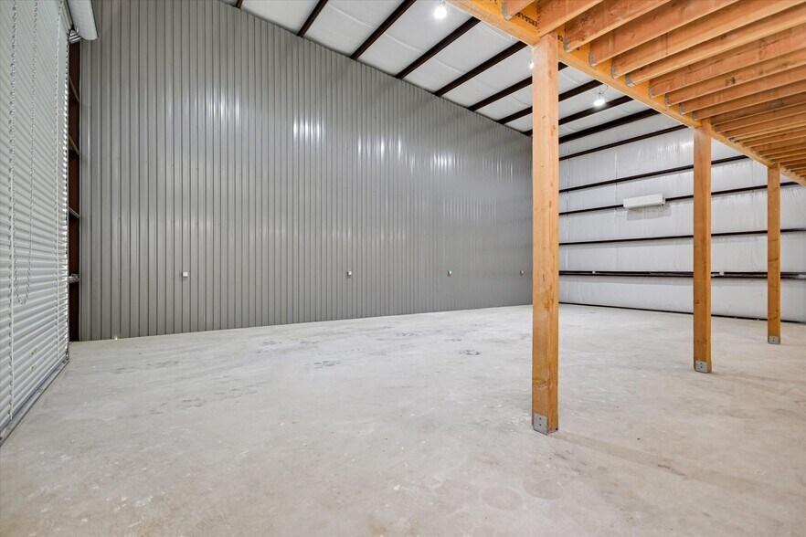 More Photos Of 10020 Darden Hill Rd, Austin Light Distribution For Lease