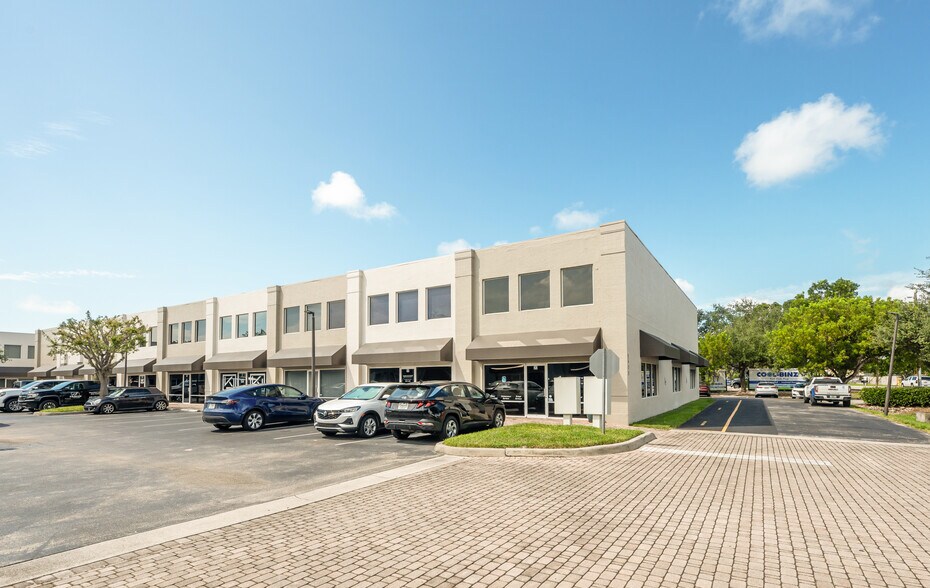 More Photos Of 5405 Taylor Rd, Naples Showroom For Sale