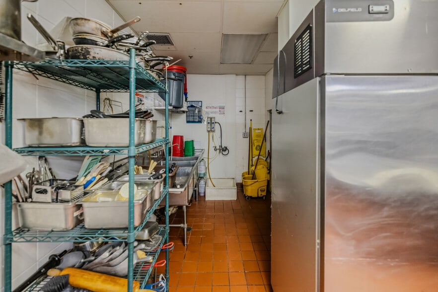 More Photos Of 1900 & 1924 Marshall St NE, Minneapolis Restaurant For Sale
