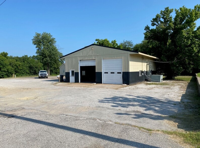 Primary Photo Of 209 E Taft Ave, Sapulpa Auto Repair For Lease