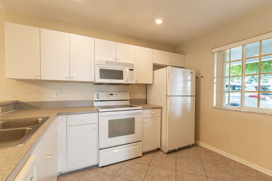 More Photos Of 717 SE 8th St, Cape Coral Apartments For Sale