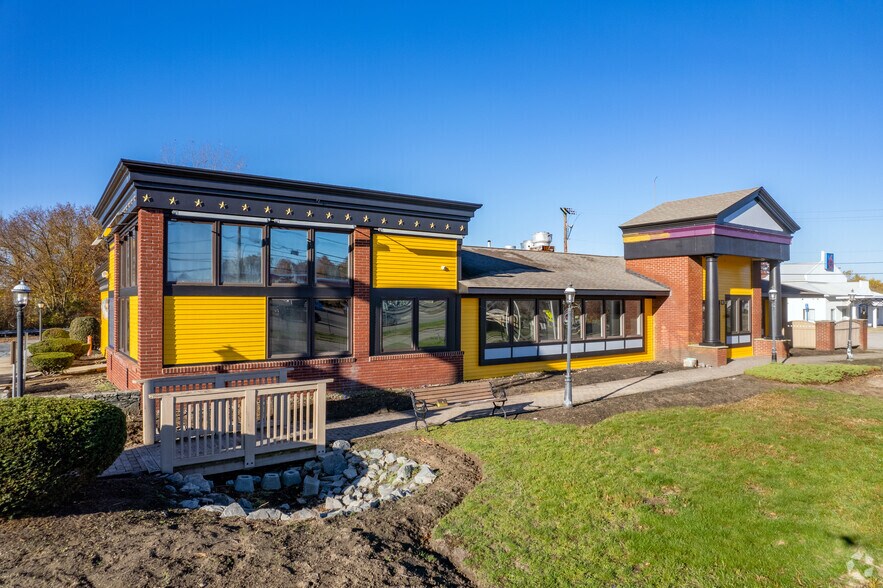 More Photos Of 821 Fall River Ave, Seekonk Restaurant For Sale