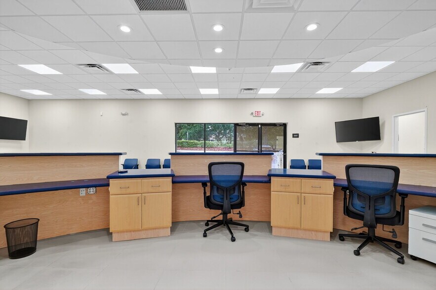 More Photos Of 260-268 Mohawk Rd, Clermont Medical For Lease