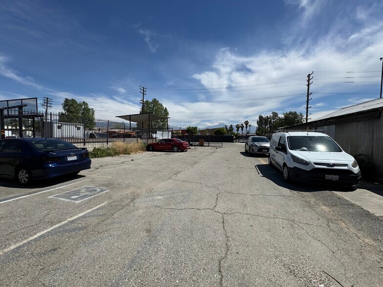 More Photos Of 263 S E St, San Bernardino Showroom For Lease