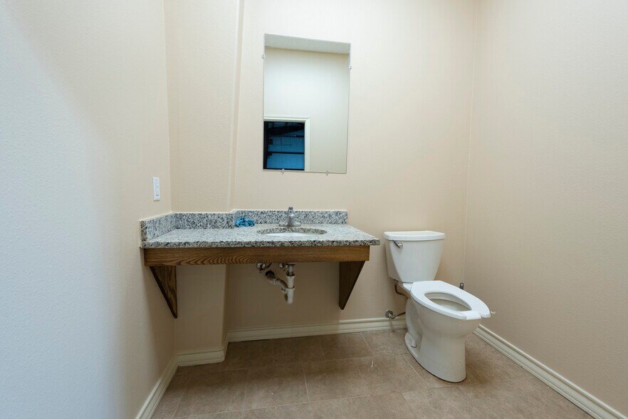 More Photos Of 1806 CR-1101, Midland Warehouse For Lease