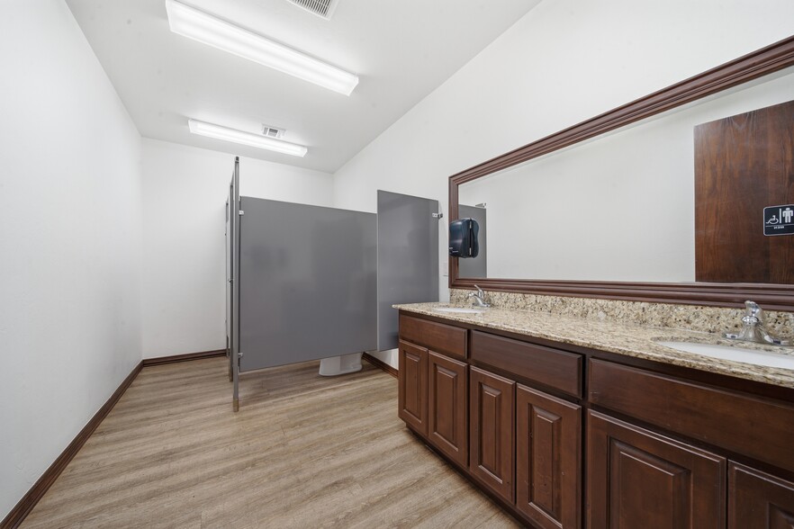 More Photos Of 370690 E Old Highway 64, Cleveland Office For Sale