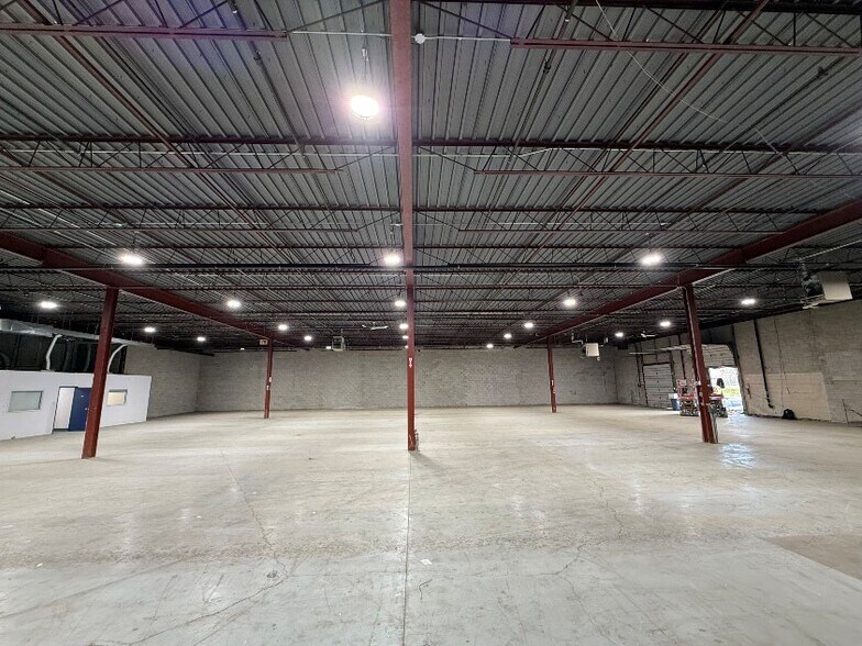 More Photos Of 72-80 Rolark Dr, Toronto Showroom For Lease