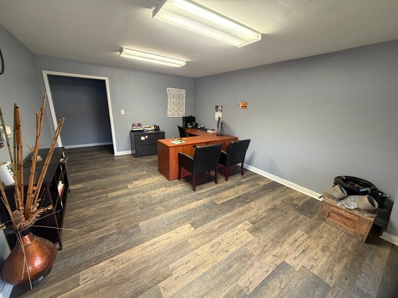 More Photos Of 2400 E Pierce St, Luling Warehouse For Sale