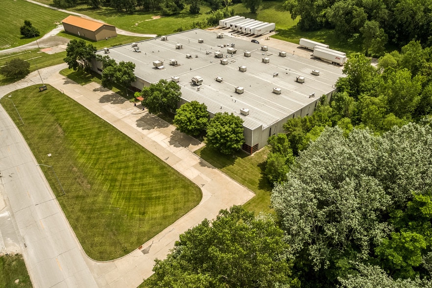 More Photos Of 1202 Thomas Beck Rd, Des Moines Flex For Sale