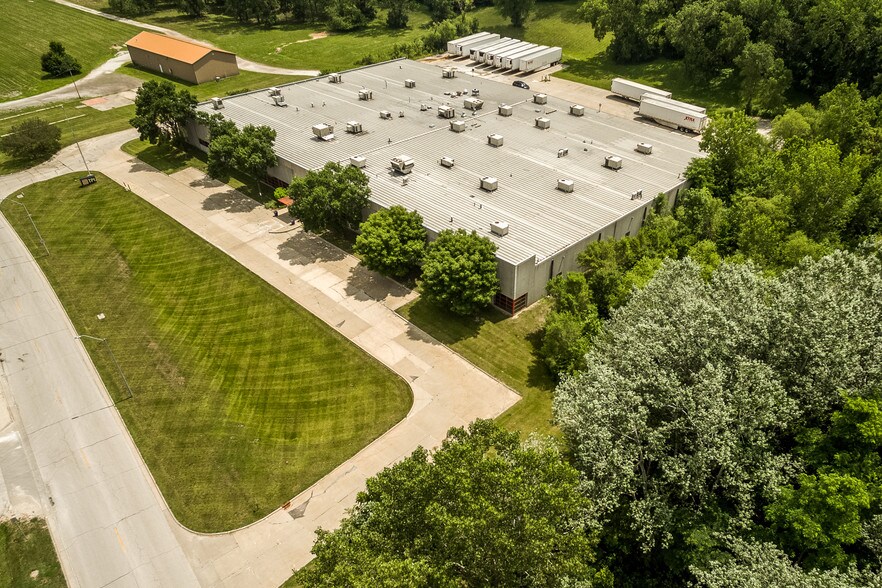 More Photos Of 1202 Thomas Beck Rd, Des Moines Flex For Lease