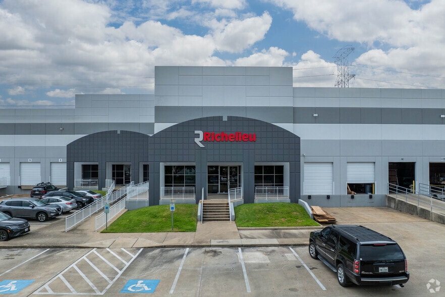 More Photos Of 8648 Glenmont Dr, Houston Warehouse For Lease