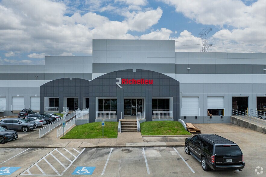 More Photos Of 8648 Glenmont Dr, Houston Warehouse For Lease