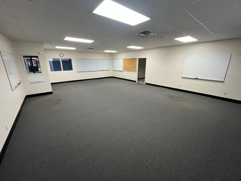 More Photos Of 615 S 5th St, Rockford Specialty For Lease