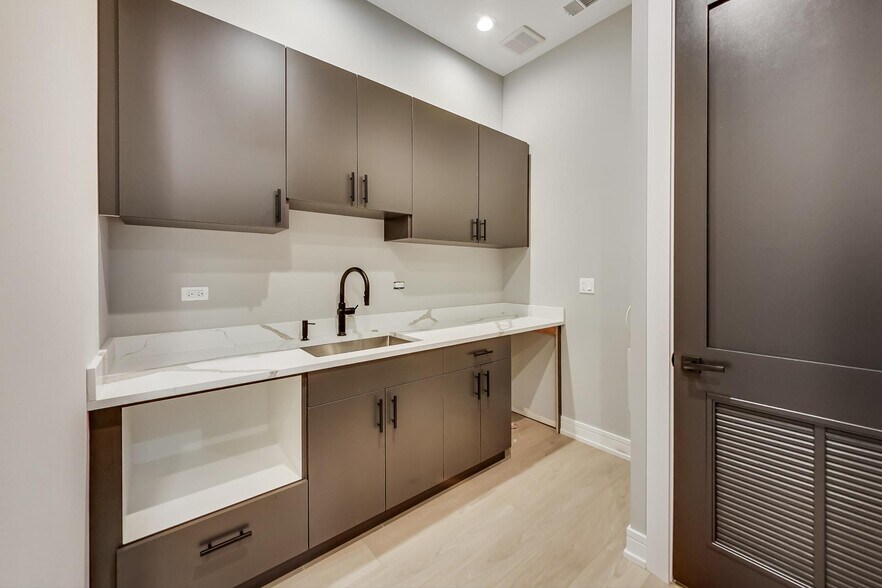 More Photos Of 1330 Western, Chicago Apartments For Sale