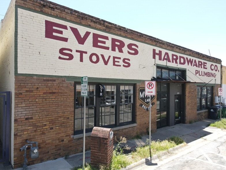 Primary Photo Of 109 W Walnut St, Denton Storefront For Lease