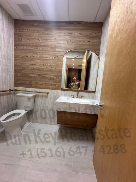 More Photos Of 1000 Northern Blvd, Great Neck Medical For Lease