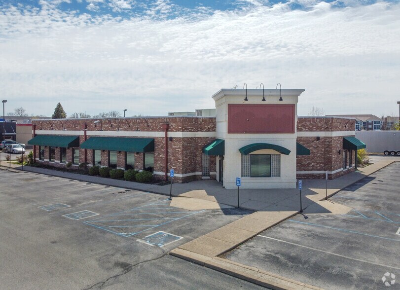 More Photos Of 7640 N Shadeland Ave, Indianapolis Restaurant For Lease