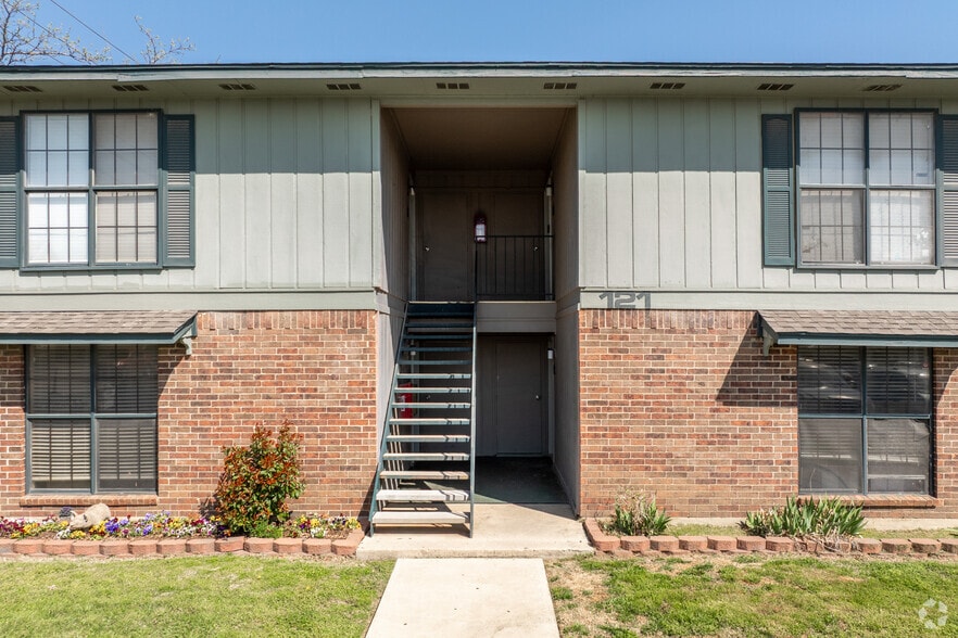 More Photos Of 101-121 S Bonnie Brae St, Denton Apartments For Sale