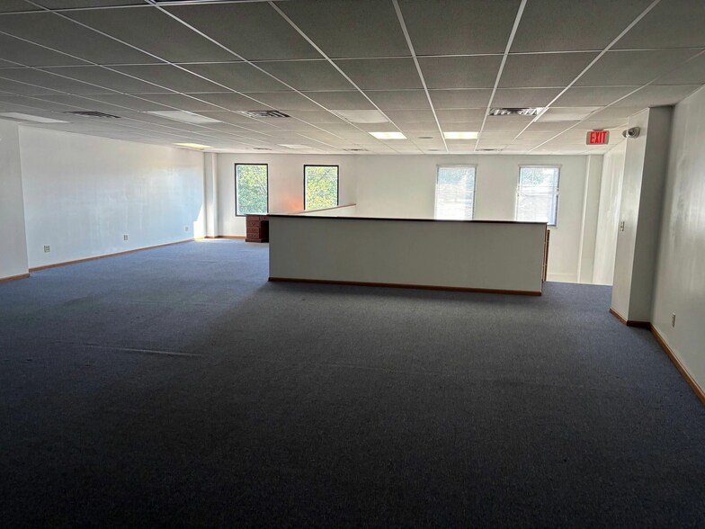 More Photos Of 1312 Westwood Dr, Elkhart Manufacturing For Sale