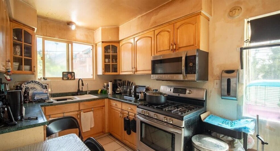 More Photos Of 1160 Linden Ave, Glendale Multifamily For Sale