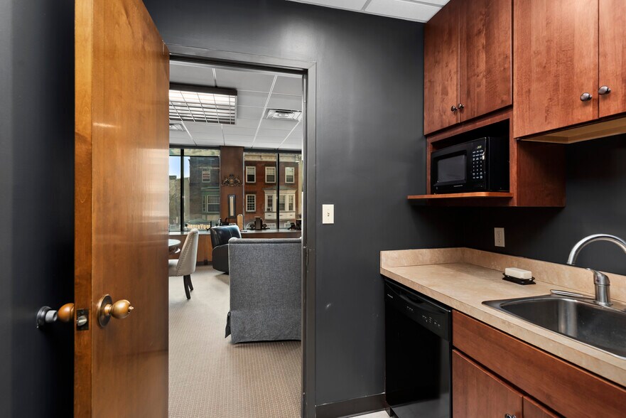 More Photos Of 403-405 N 2nd St, Harrisburg Office For Sale