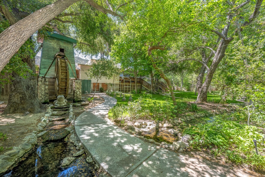 More Photos Of 12625 Sierra Hwy, Santa Clarita Restaurant For Sale
