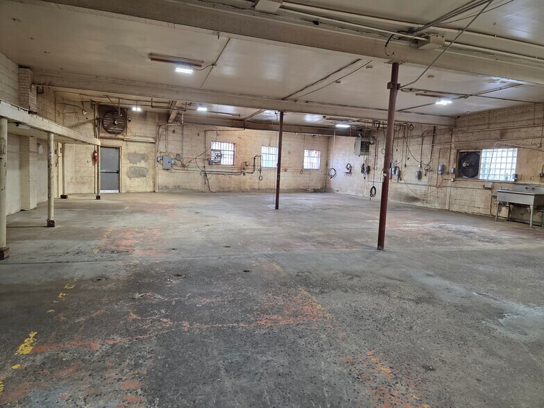 More Photos Of 239 Commercial Ave, Palisades Park Warehouse For Lease