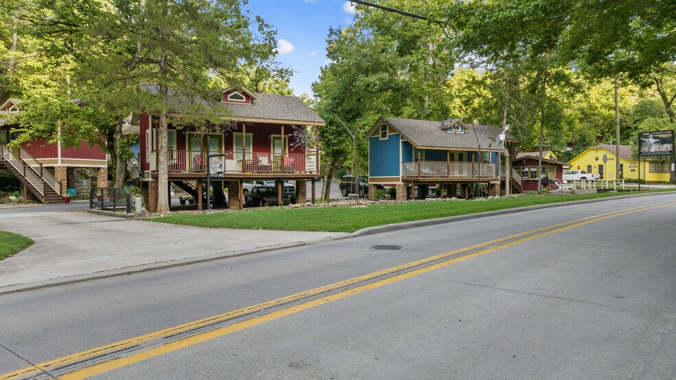 More Photos Of 275 N Main St, Eureka Springs Hotel For Sale