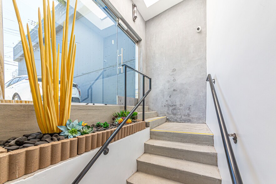 More Photos Of 330 N Western Ave, Los Angeles Storefront Retail Office For Lease