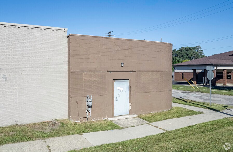 More Photos Of 20869 Mound Rd, Warren Warehouse For Sale