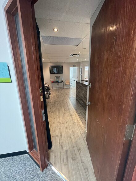 More Photos Of 3858-3870 Notre-Dame, Laval Office For Sale