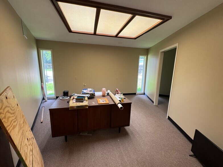 More Photos Of 1208 S Chestnut St, Lufkin Showroom For Sale