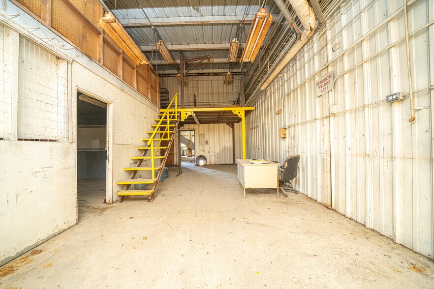 More Photos Of 220 Progress Blvd, Longview Warehouse For Sale