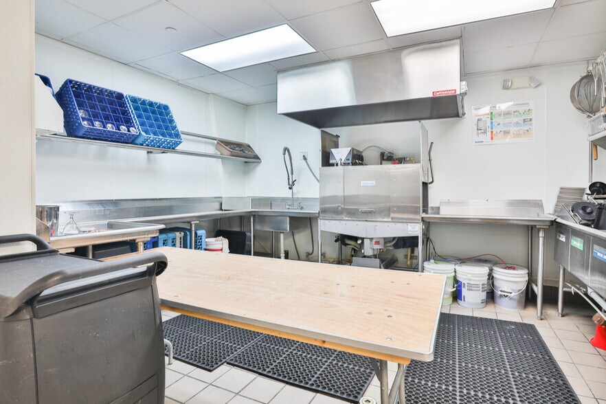 More Photos Of 15301 Gulf Fwy, Houston Freestanding For Sale