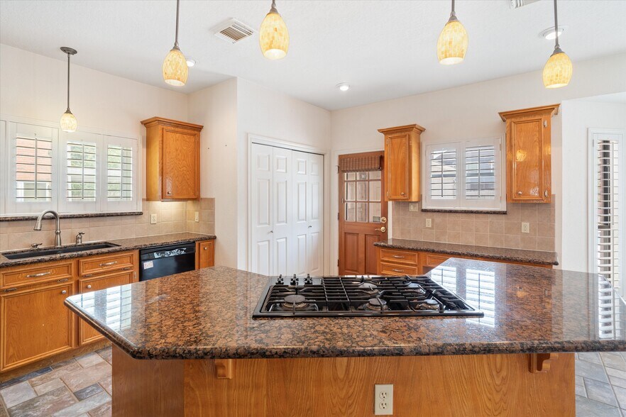 More Photos Of 124 Lake Point Dr, League City Specialty For Sale