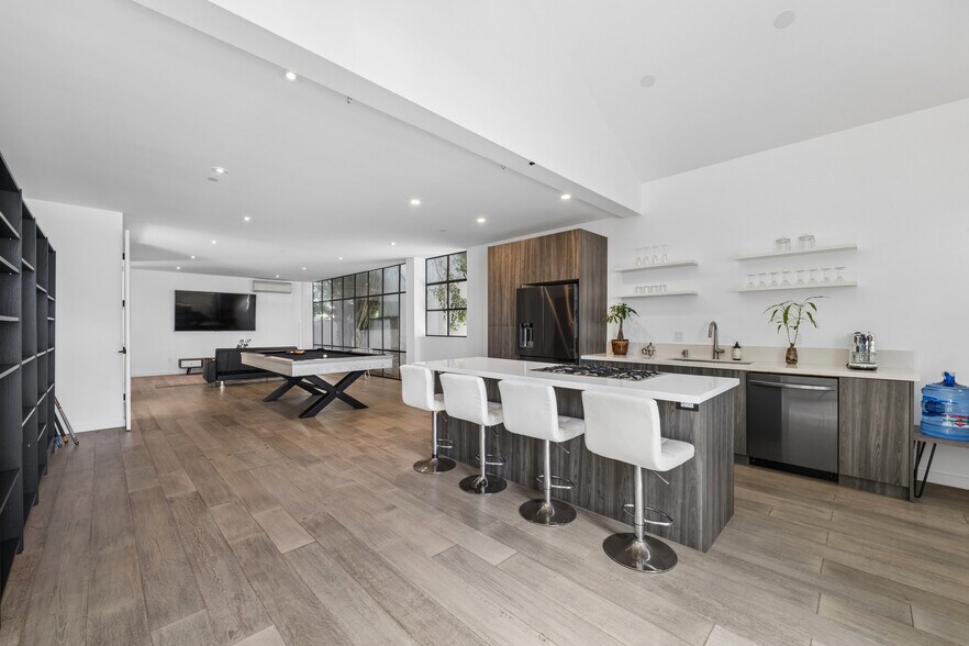 More Photos Of 1317 Cabrillo Ave, Venice Flex For Sale