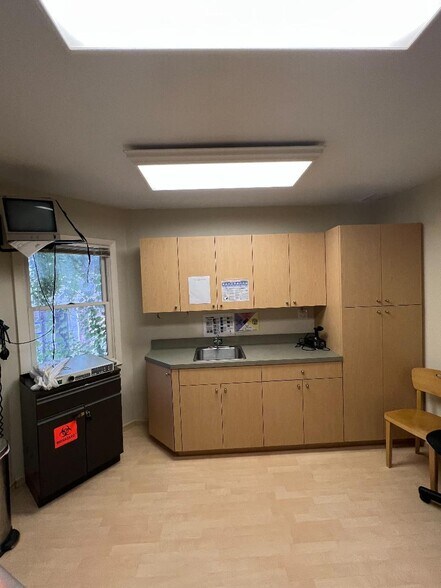 More Photos Of 189-04 Union Tpke, Fresh Meadows Medical For Lease