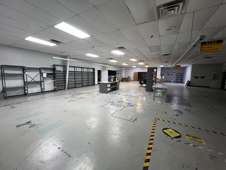 More Photos Of 1402 Hawthorne St, Bastrop Manufacturing For Lease