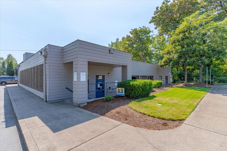 More Photos Of 2405 Front St NE, Salem Office For Sale