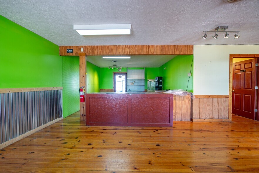 More Photos Of 641 Highland Ave, Vine Grove Freestanding For Sale