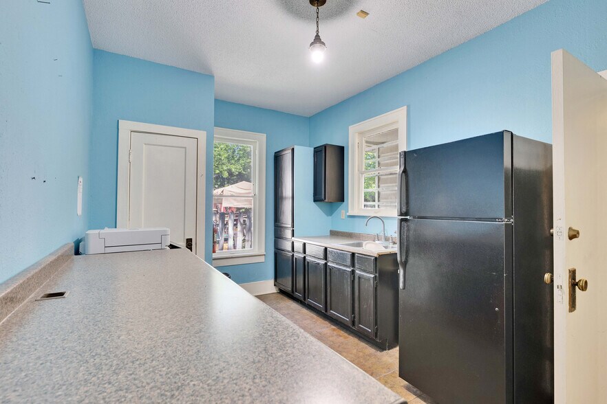 More Photos Of 1006 E Cesar Chavez St, Austin Office For Sale