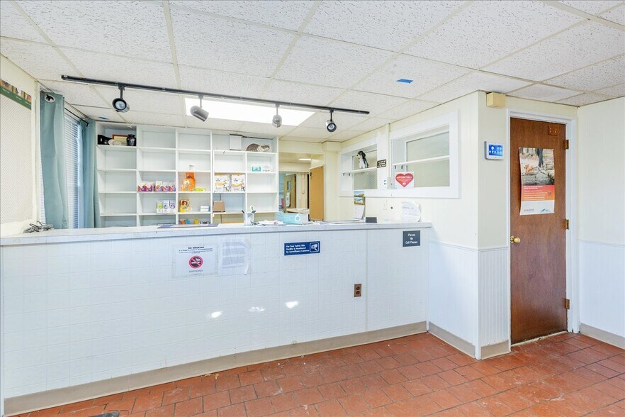 More Photos Of 21 Jackson St, Methuen Veterinarian Kennel For Sale