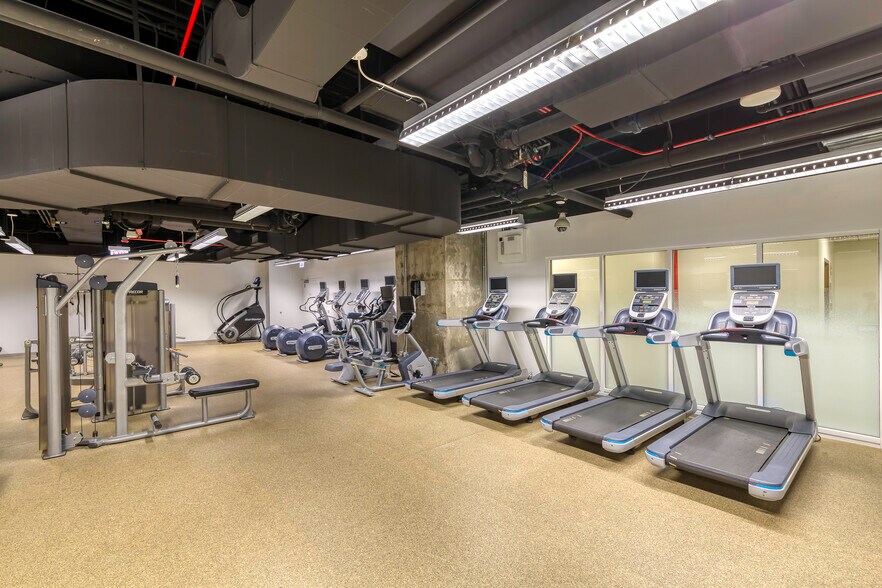 More Photos Of 737 N Michigan Ave, Chicago Office For Lease