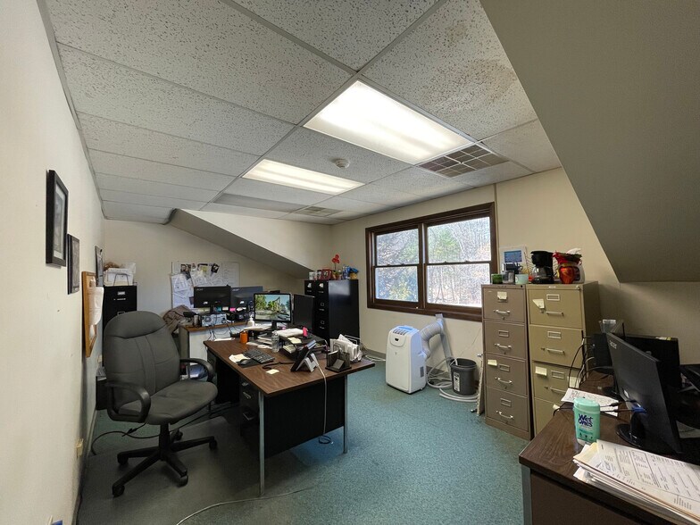 More Photos Of 123 Oak Hill Rd, Westford Research And Development For Lease