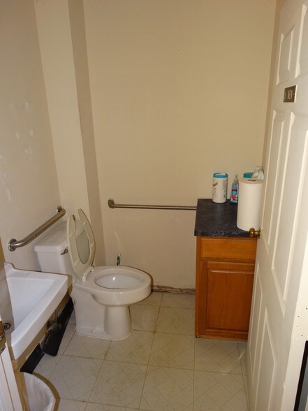 More Photos Of 8433 Backlick Rd, Lorton Flex For Lease