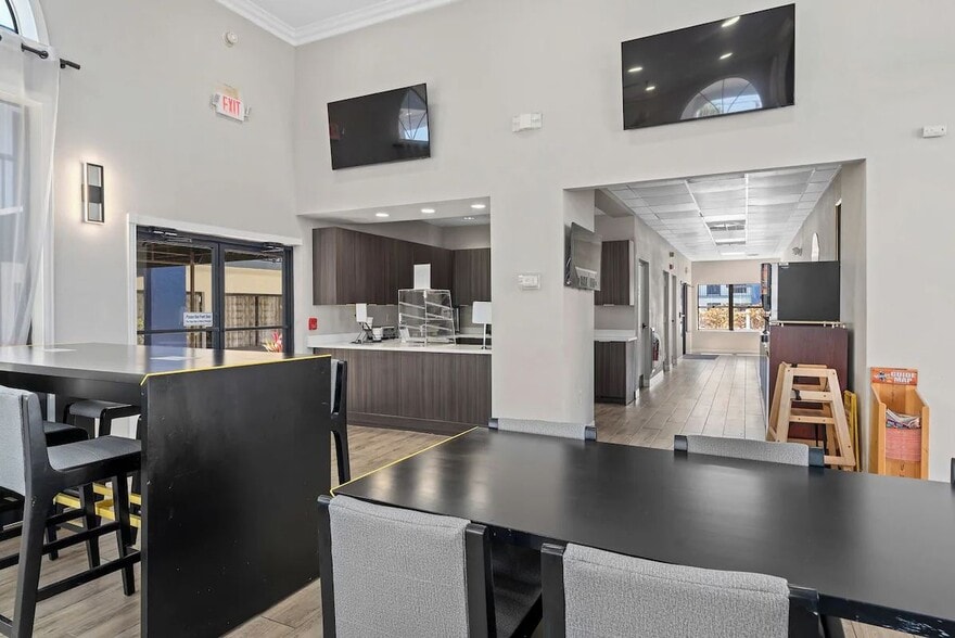 More Photos Of 8750 E Colonial Dr, Orlando Hotel For Sale