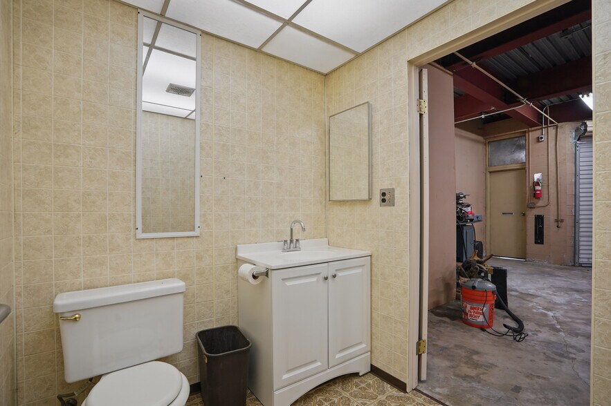 More Photos Of 3632 Foothill Blvd, La Crescenta Manufacturing For Sale