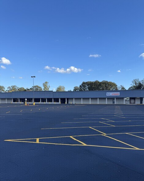 Primary Photo Of 1352 W Highland Ave, Selma Unknown For Lease