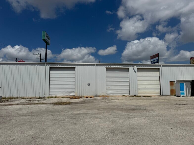 More Photos Of 204 N WW White Rd, San Antonio Distribution For Lease